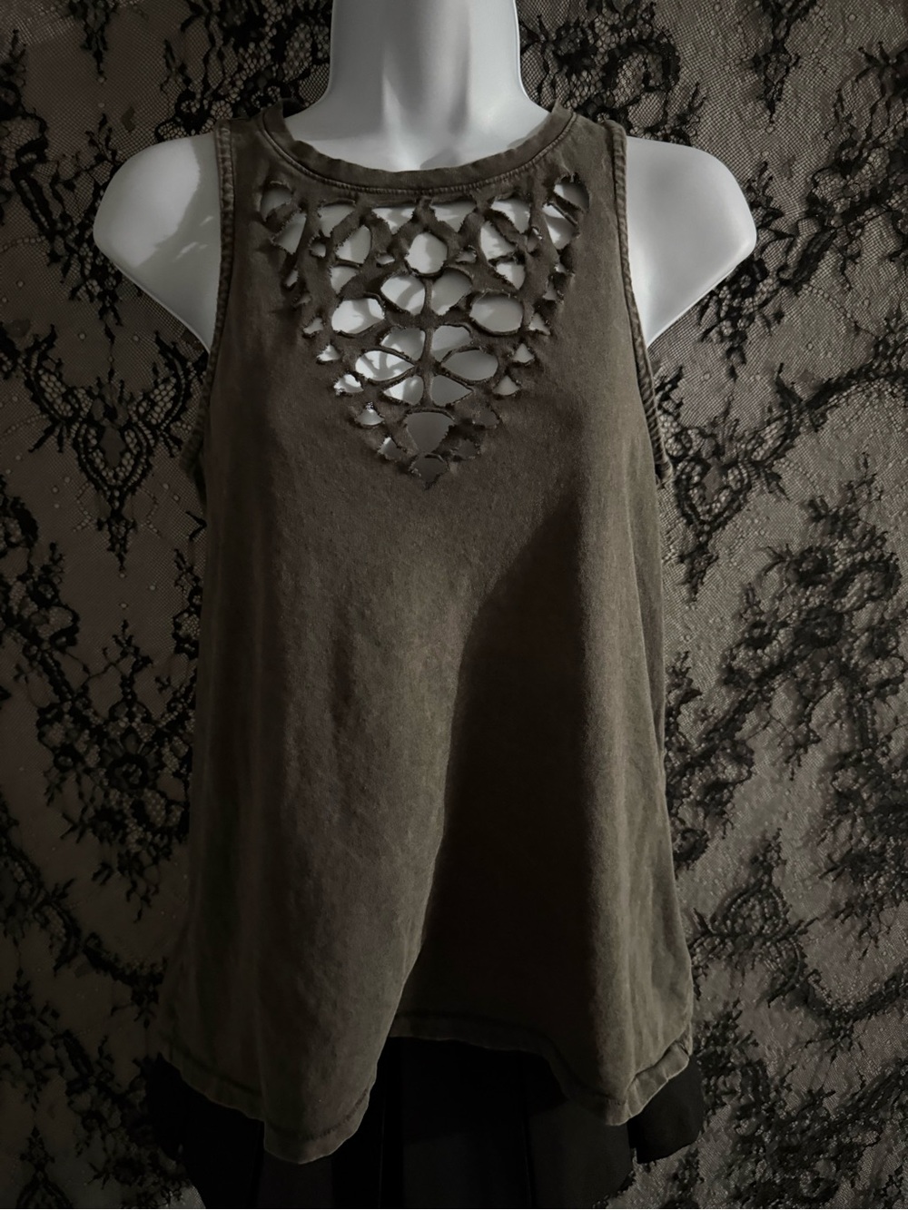 Rock & republic sleeveless top with intricate laser-cut lattice pattern along